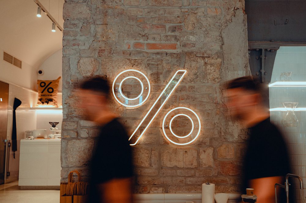 Neon tábla a kávézó belső terében