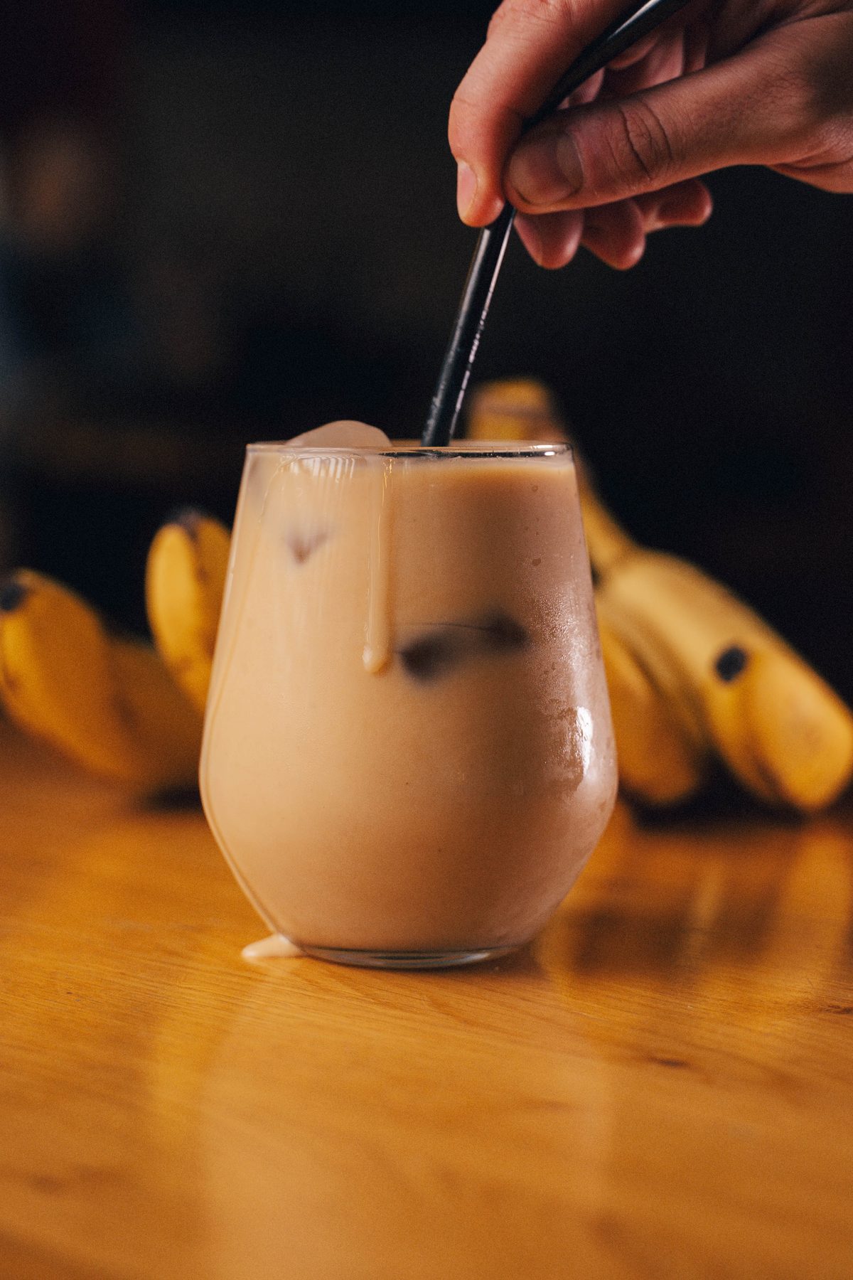Banános cold brew, kézzel kevert