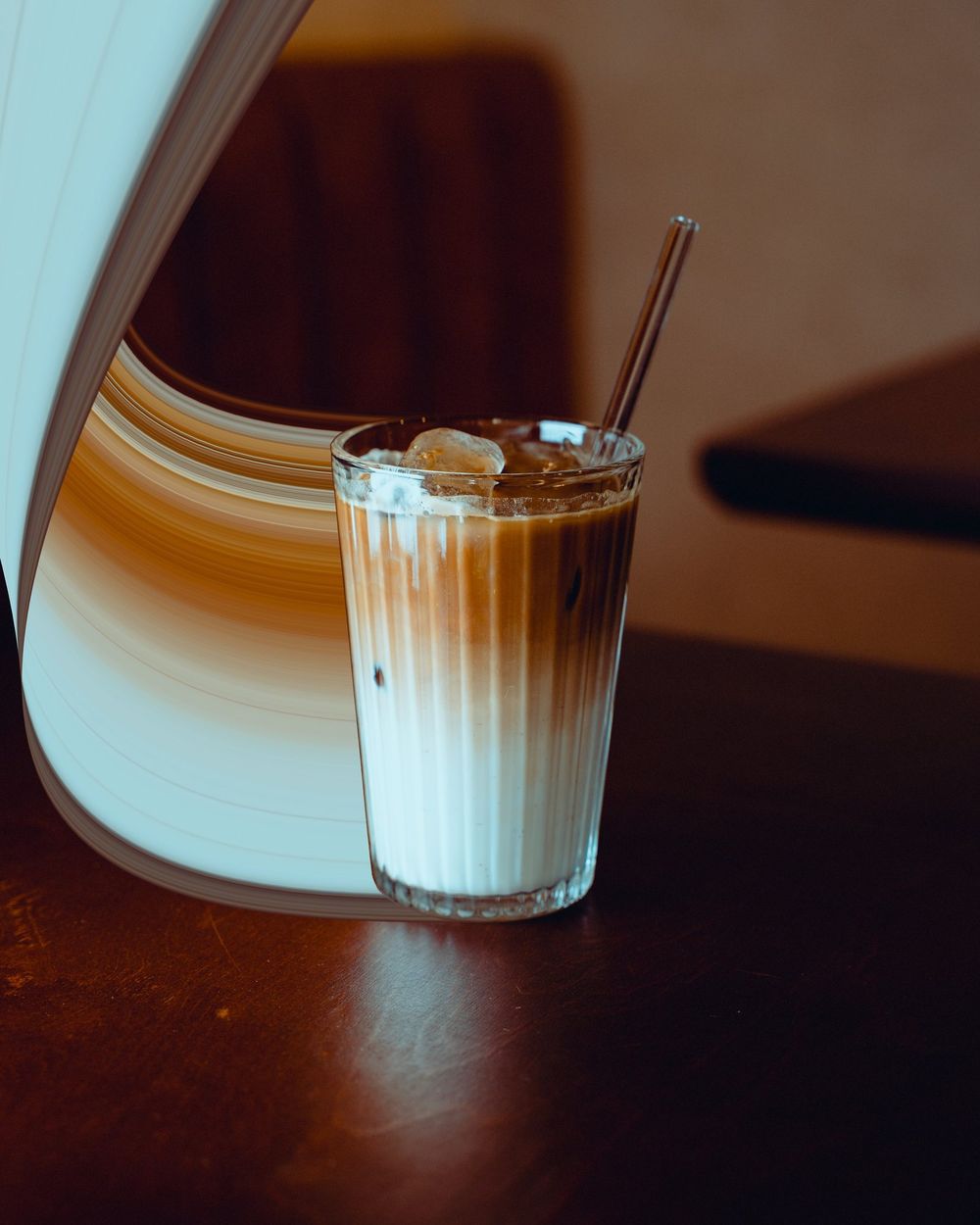 Espresso tonic melegtónusú fényben