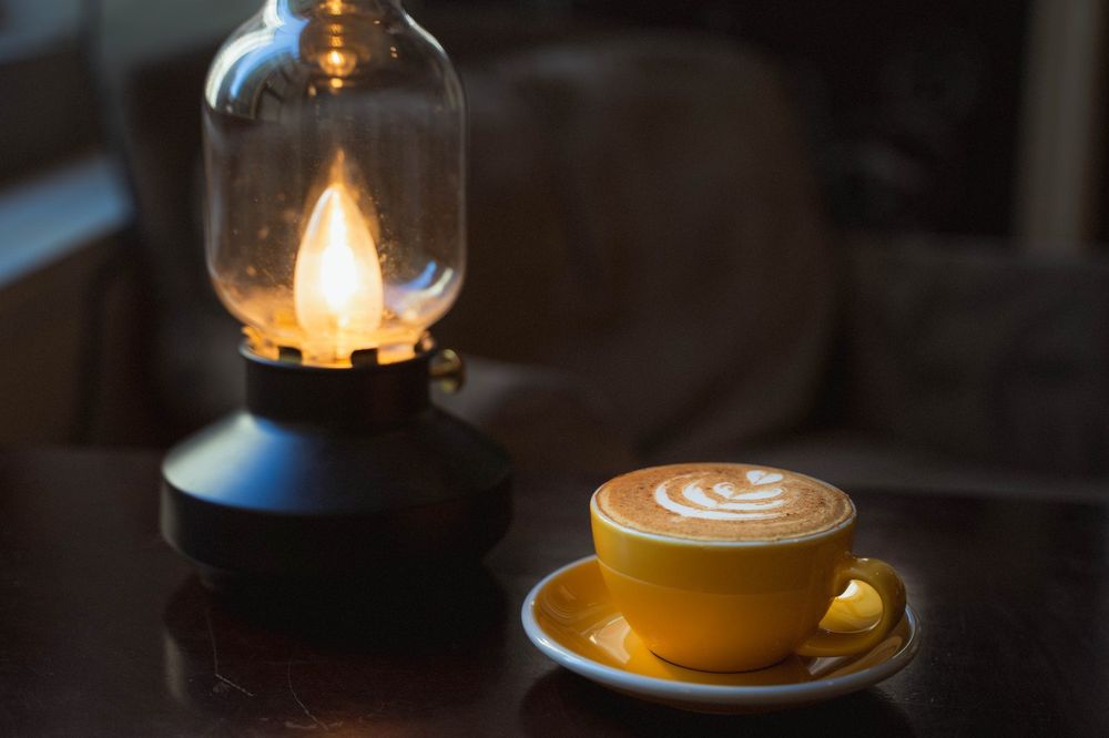 Latte art lámpafényben