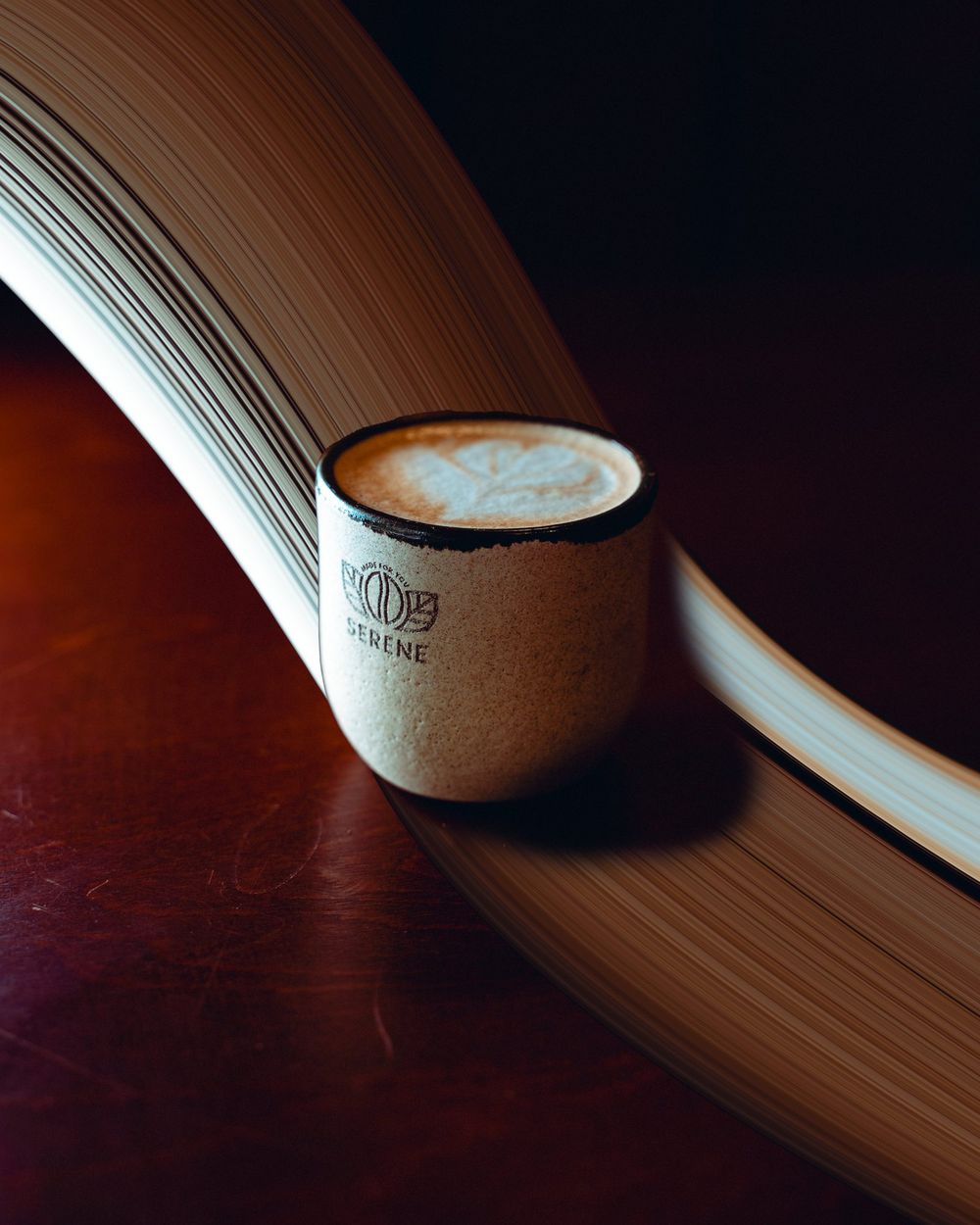 Latte art dramatikus enteriőrben